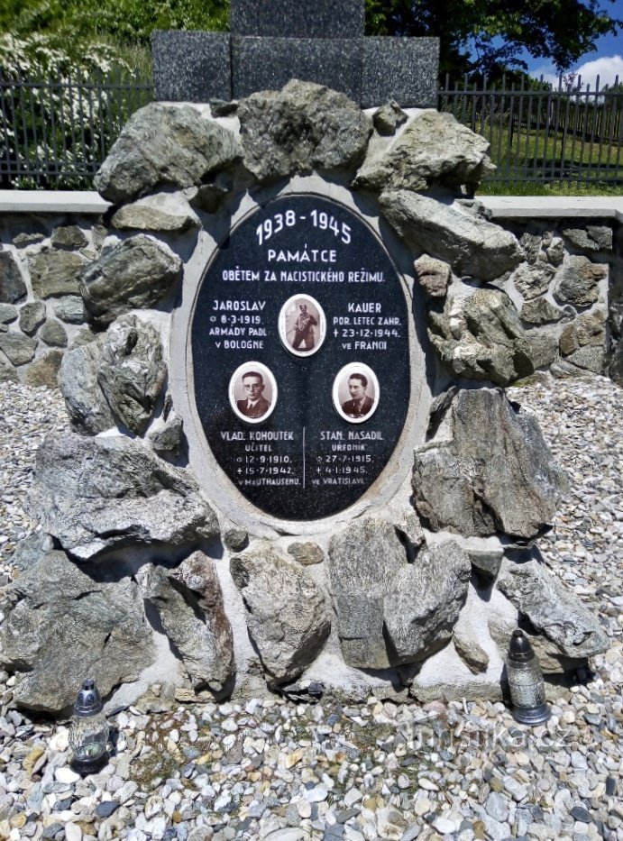 Dlouhomilov – ensimmäisen (ja toisen) maailmansodan uhrien muistomerkki.