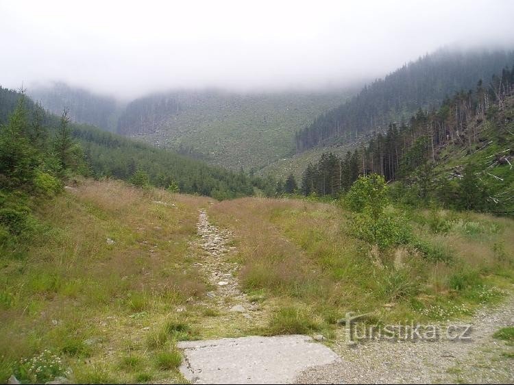 Eine lange, in Wolken gehüllte Mine