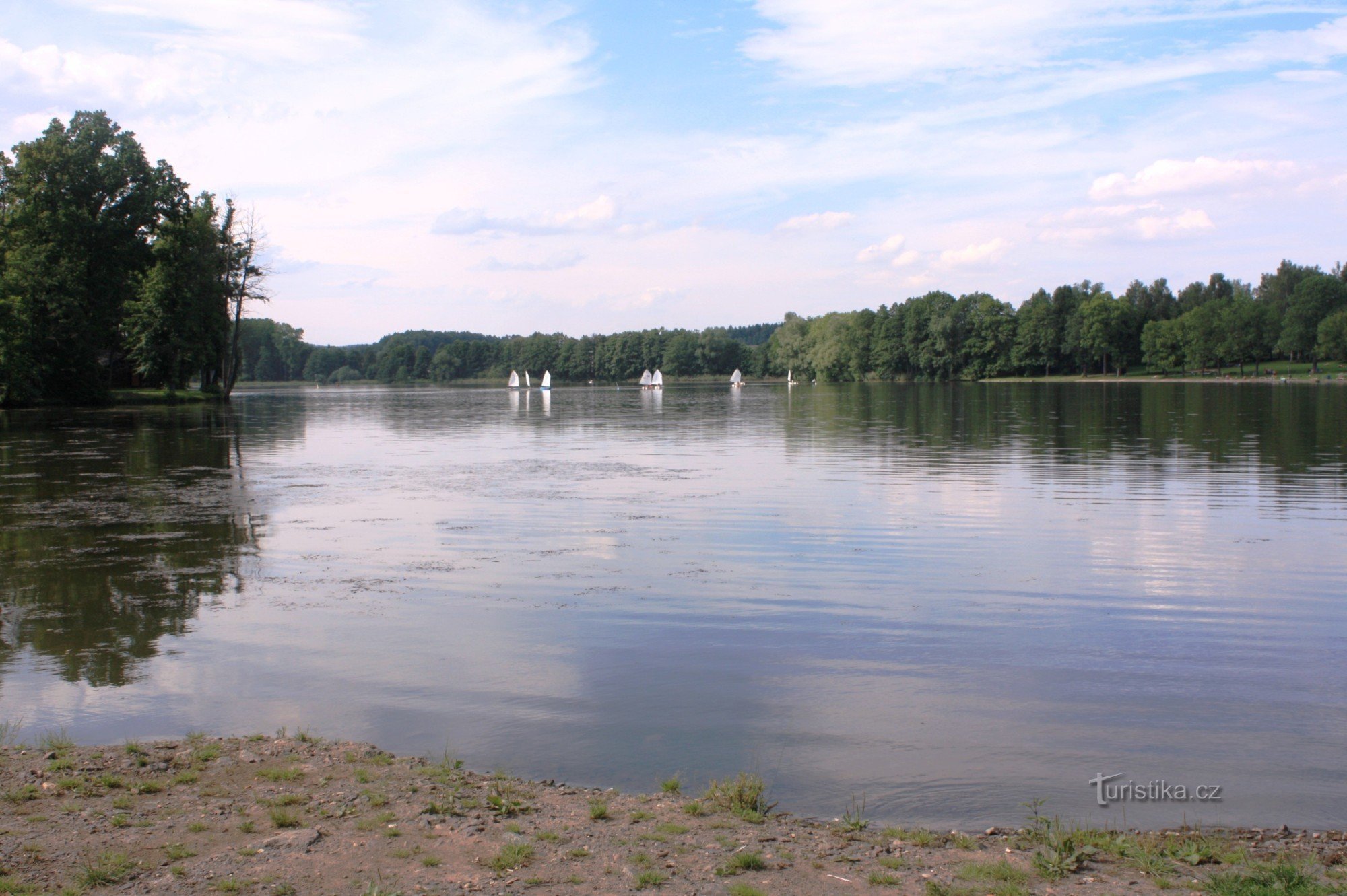 El largo estanque cerca de Lanškroun