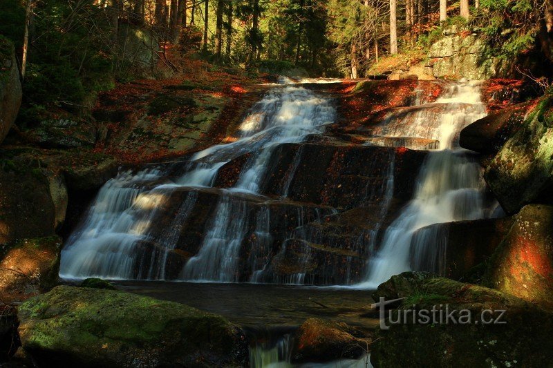 Der lange Wasserfall ist 7 m hoch, mit einer Durchflussmenge von rund 500 l/s.