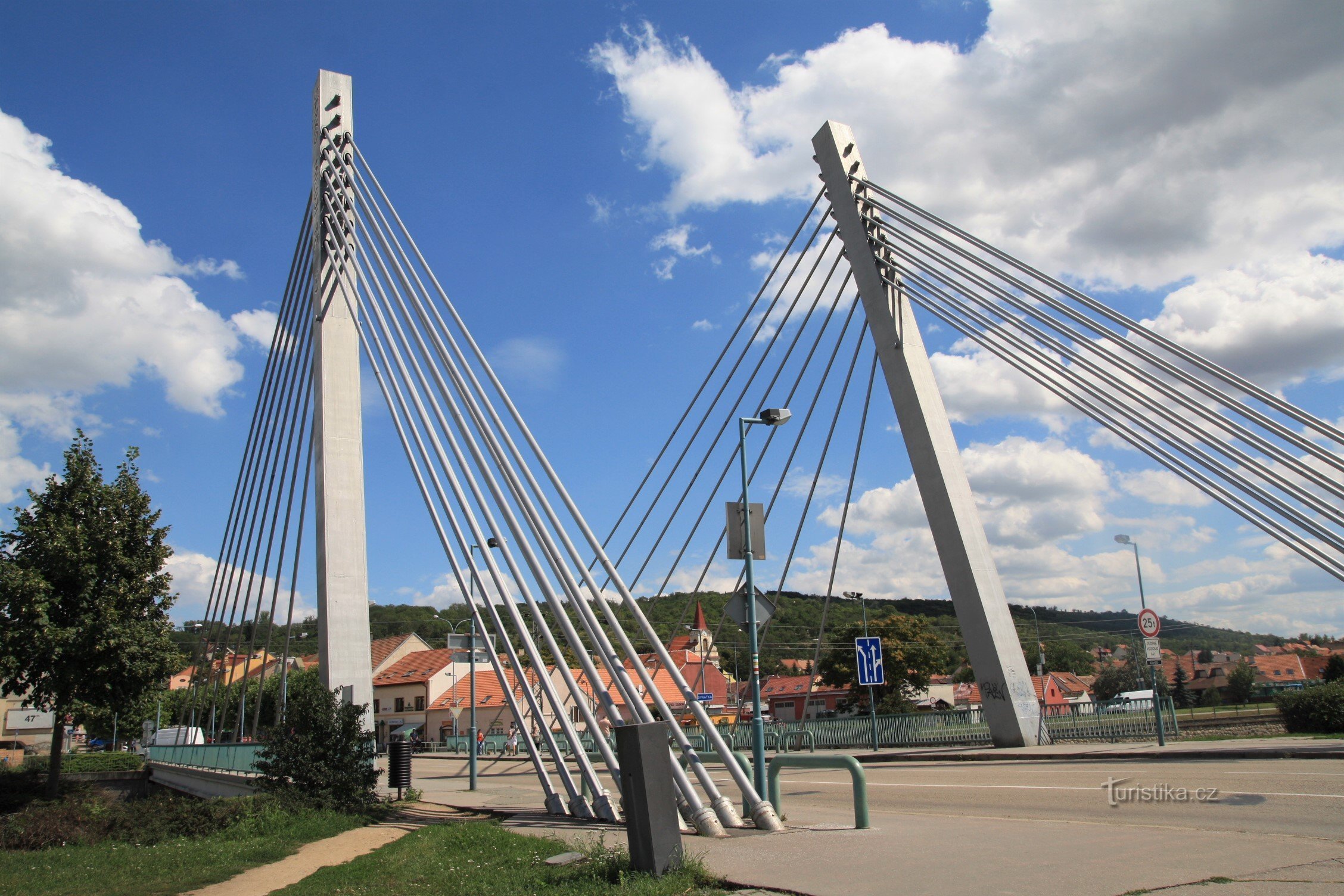 El puente de hoy suspendido sobre cables de acero forma una de las características dominantes de la ciudad.