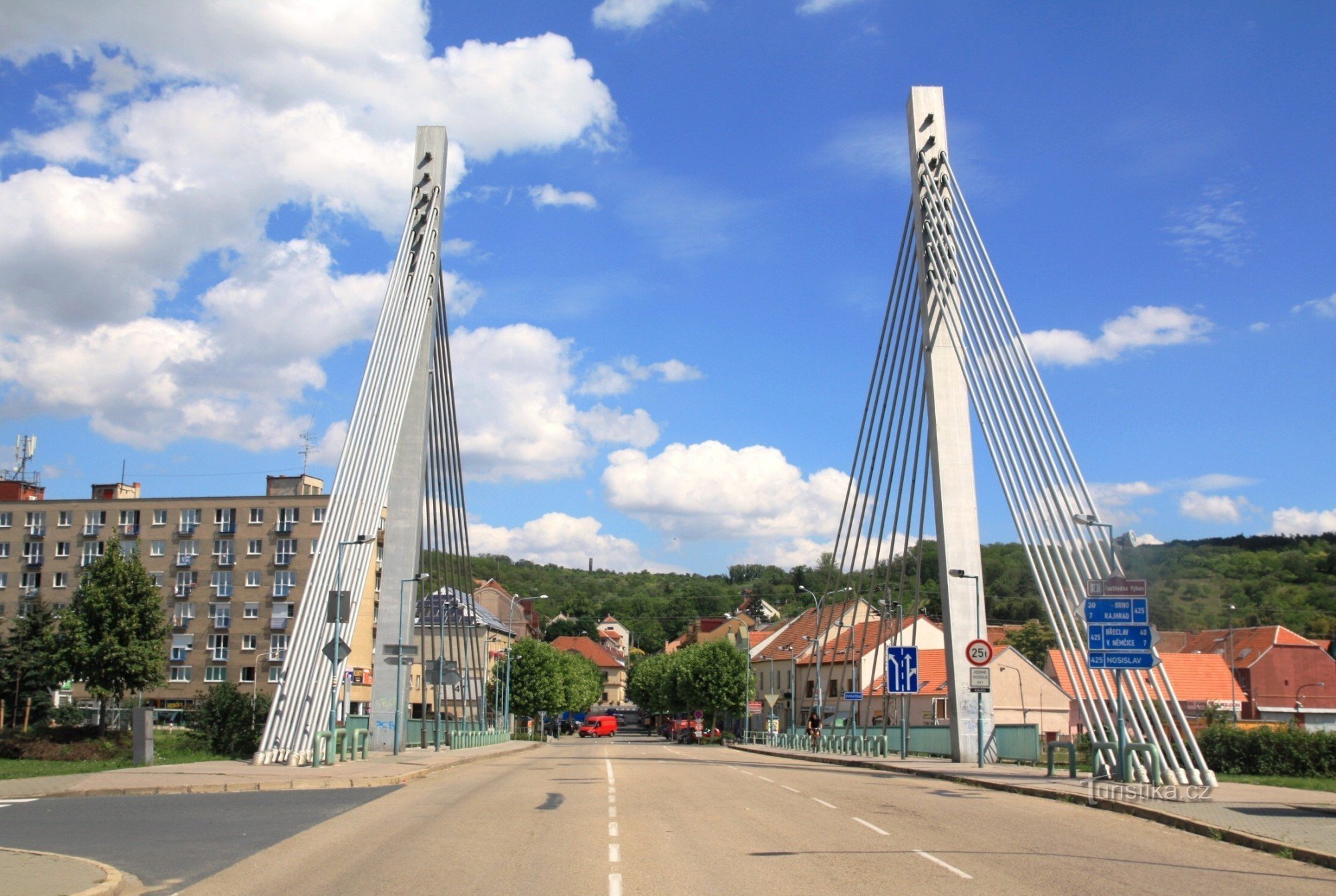 Le pont d'aujourd'hui suspendu à des câbles d'acier constitue l'une des caractéristiques dominantes de la ville