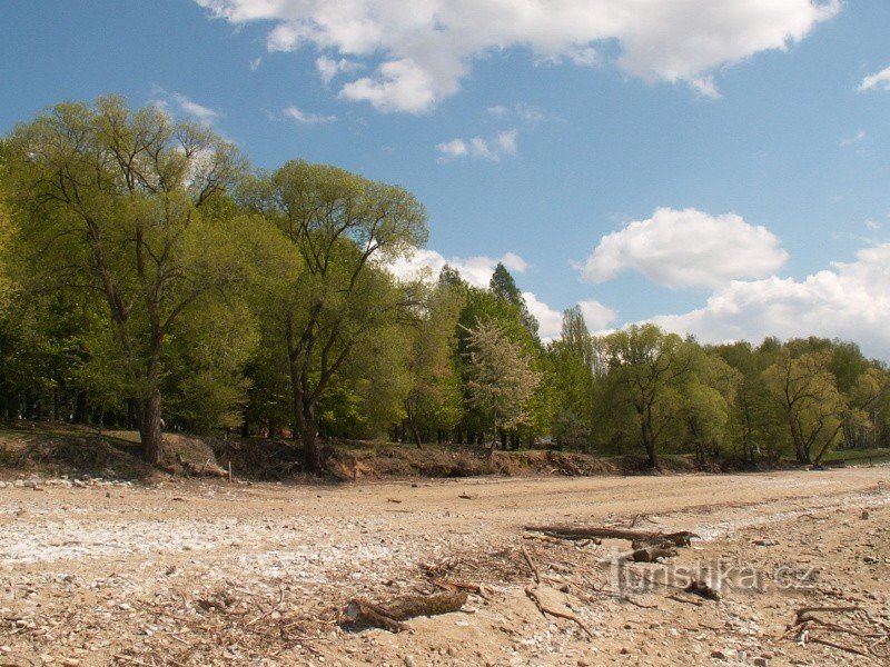 De bodem en oevers van het Brno-reservoir