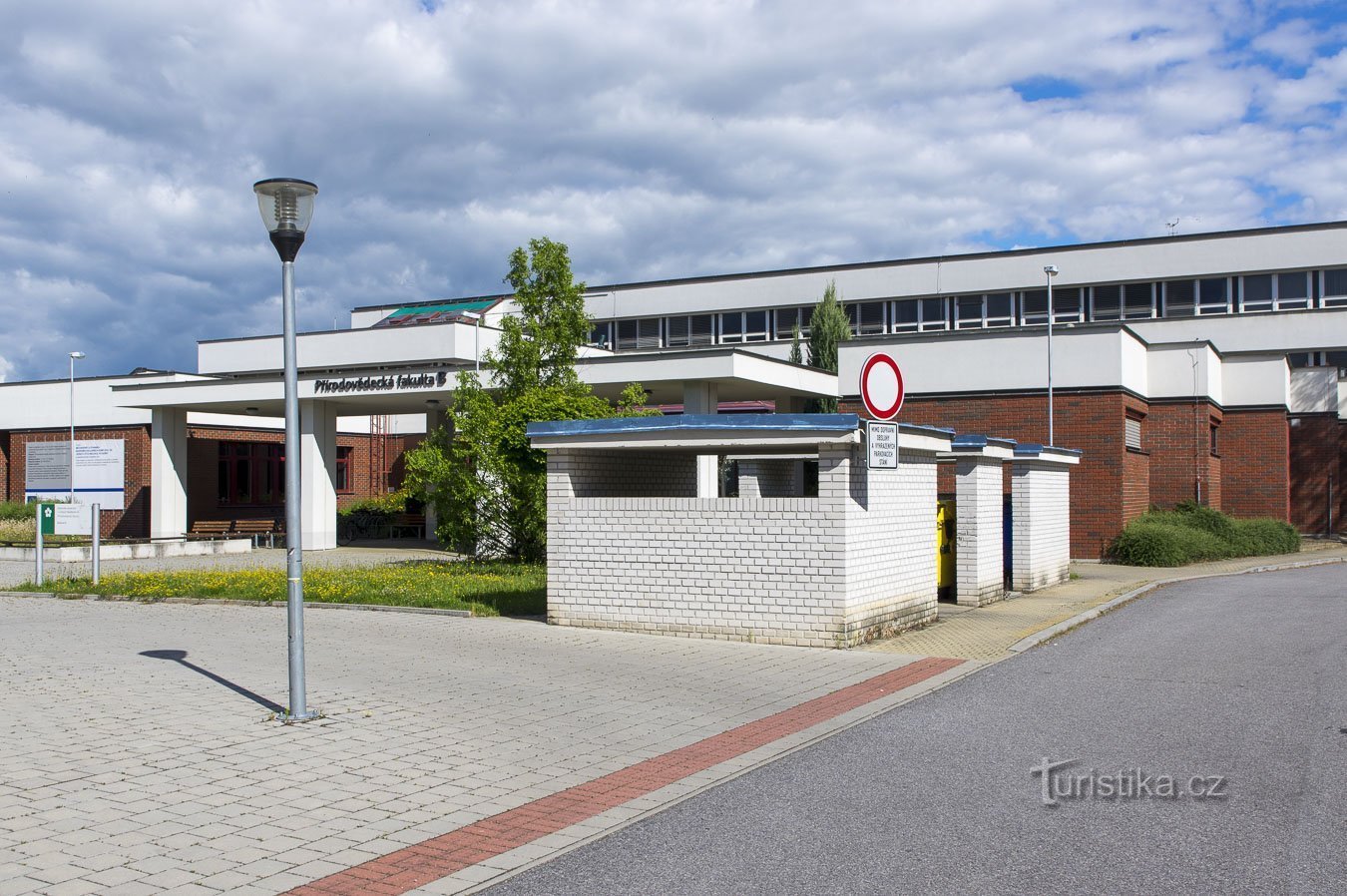 Nous devons passer les bâtiments modernes de la faculté au campus