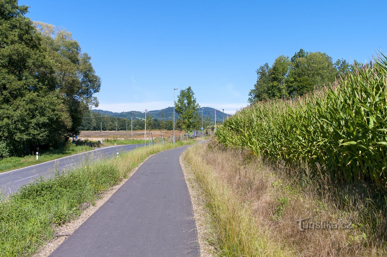 Nach Bratrušov auf dem Radweg