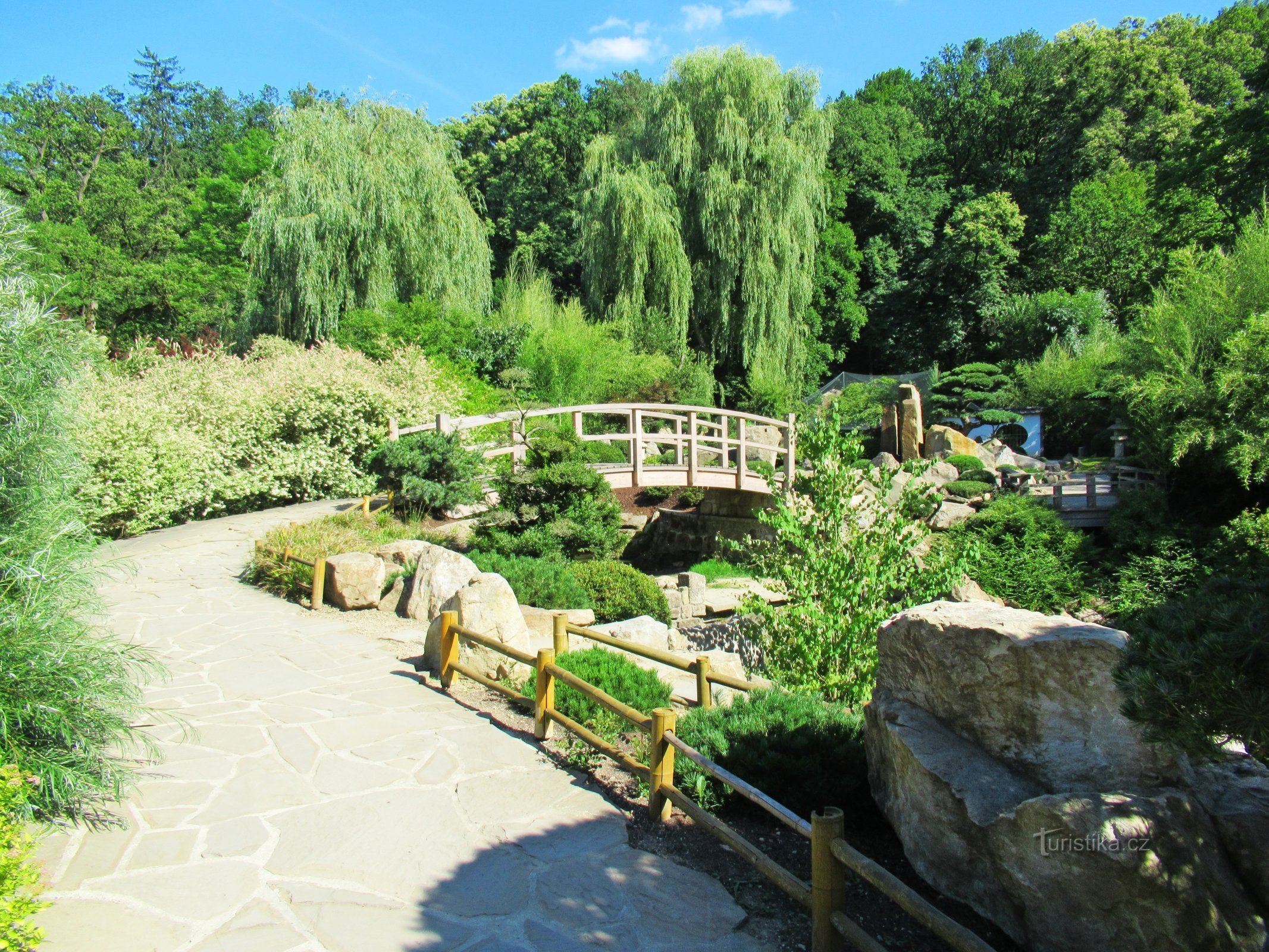 Al Jardín Japonés en ZOO Lešná cerca de Zlín