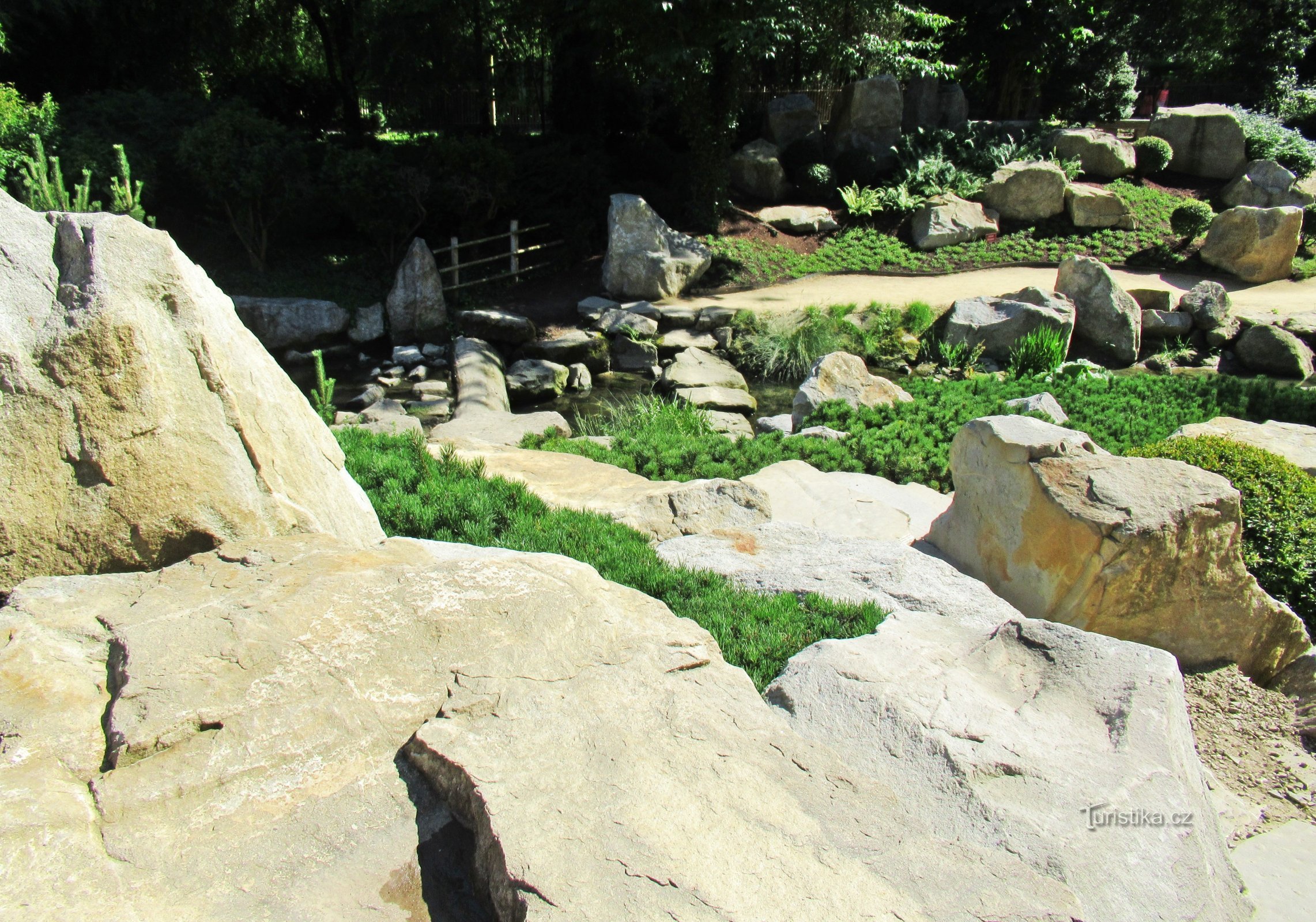 ズリーン近郊のZOO Lešnáにある日本庭園へ