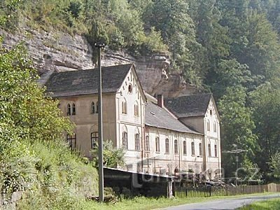 Para as cavernas e o Santo Sepulcro perto de Velenice