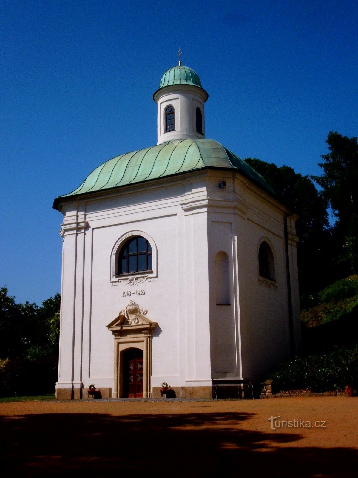 前往美丽的 Piarist 修道院 Ostrov nad Ohří