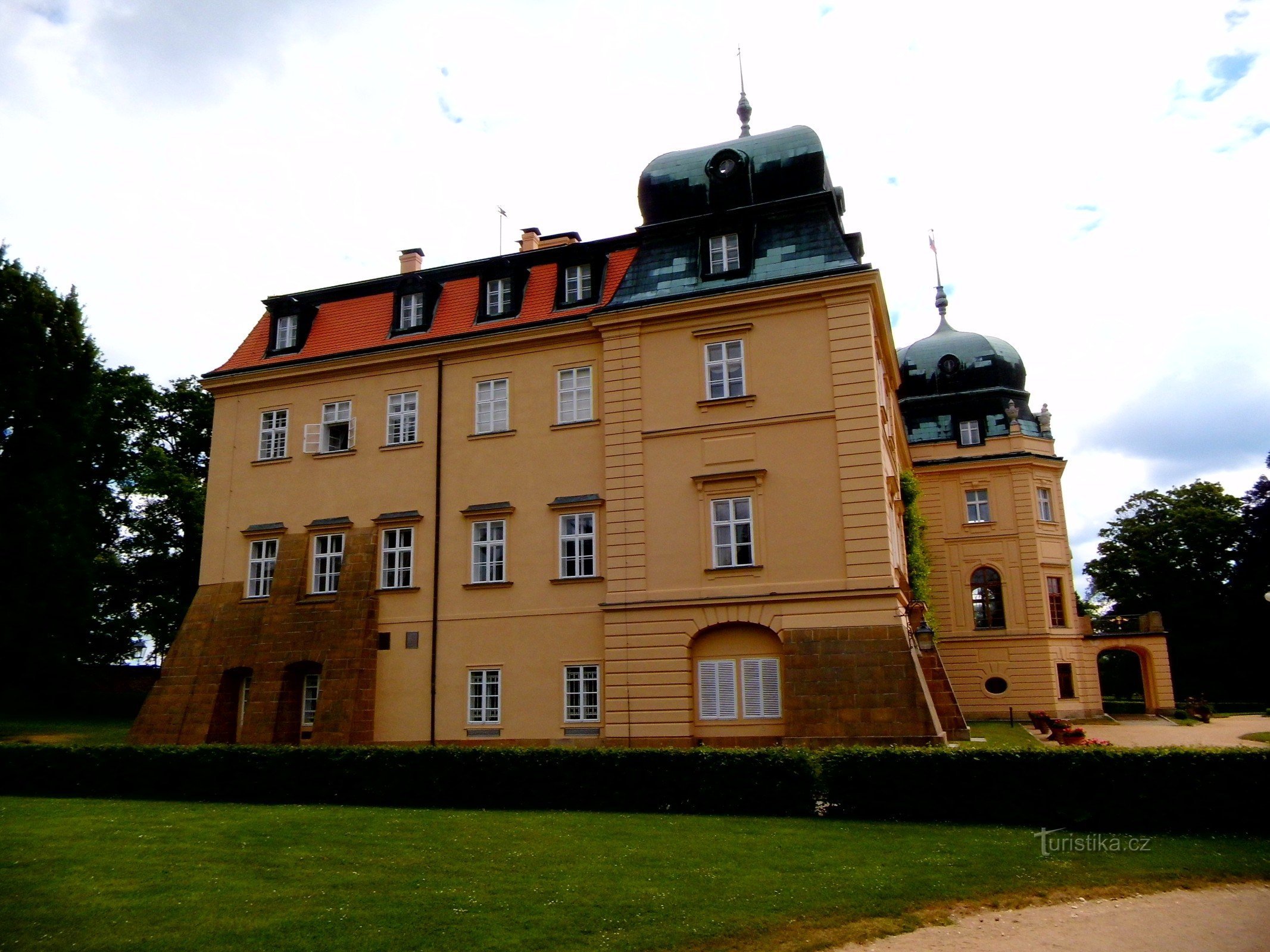 Lánille ensimmäisen presidentin haudalle, hänen museolleen ja presidenttien linnalle