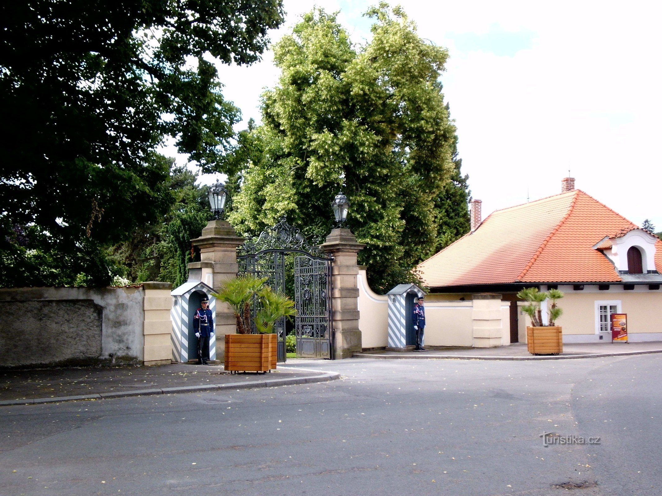 Nach Lán für das Grab des ersten Präsidenten, sein Museum und das Schloss der Präsidenten