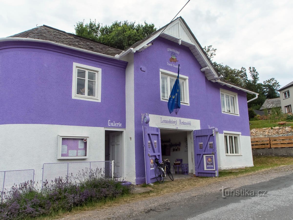 Sie können fast in den Lavender Shop hineinfahren