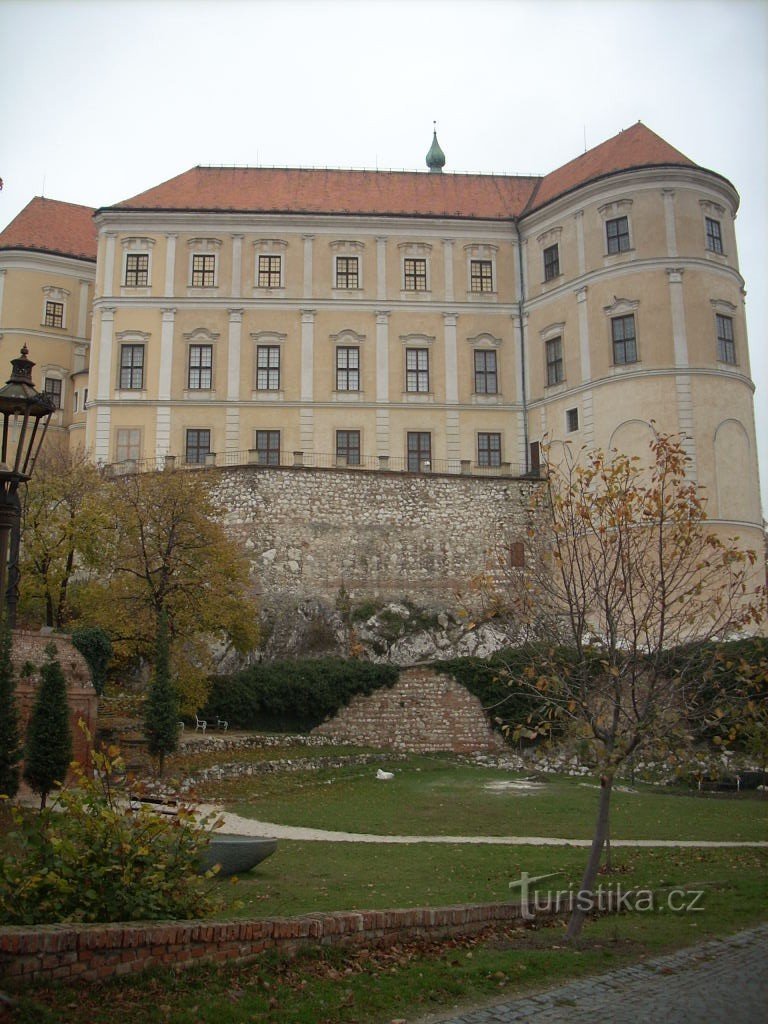 A Mikulov por el conocimiento y el vino.