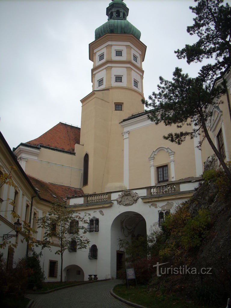 A Mikulov por el conocimiento y el vino.