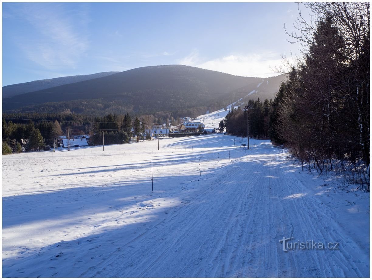 Dar mergem la Petříkov pe jos