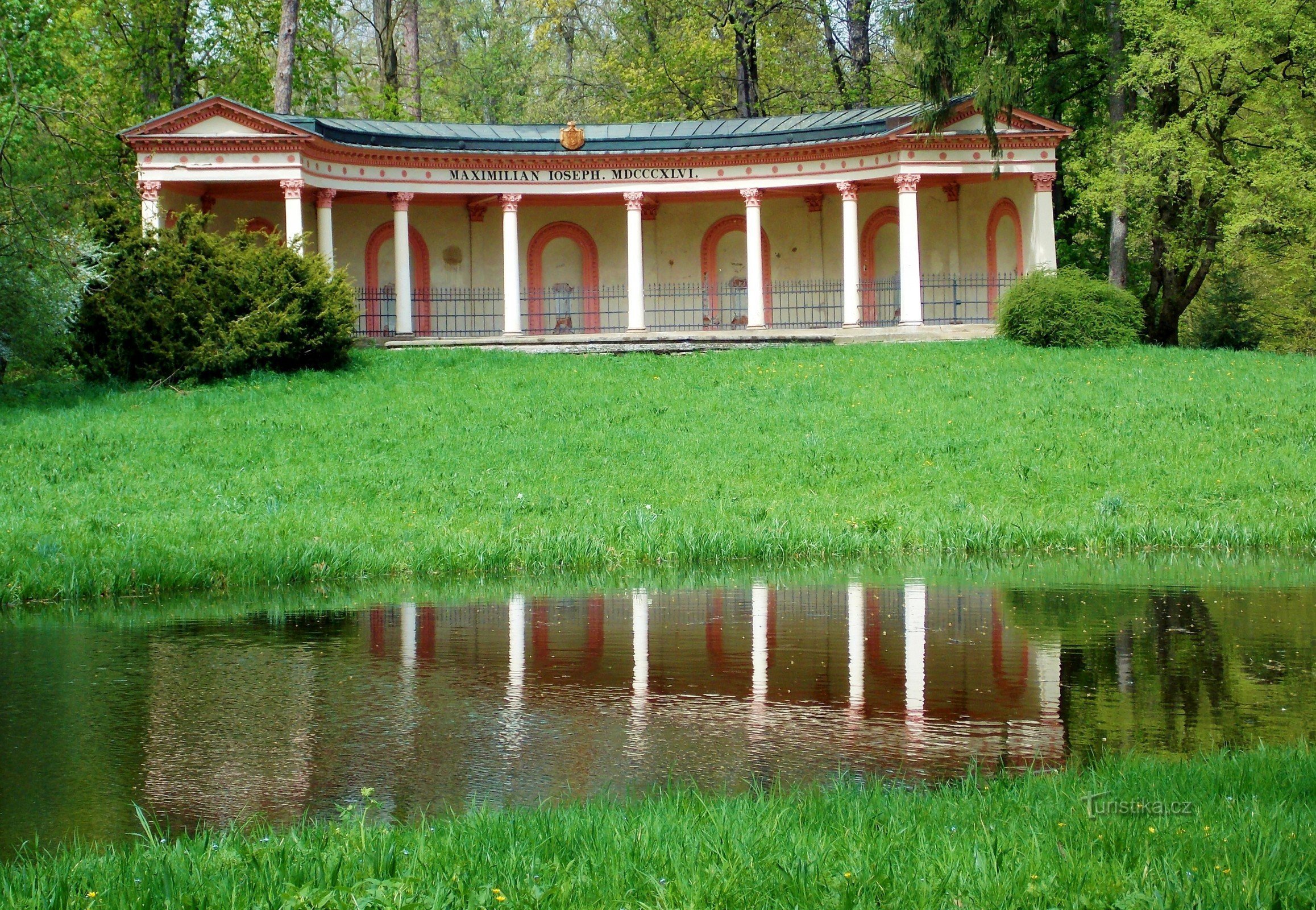 Naar de Podzámecká-tuin in Kroměříž, rond de zuilengalerij van Pompej