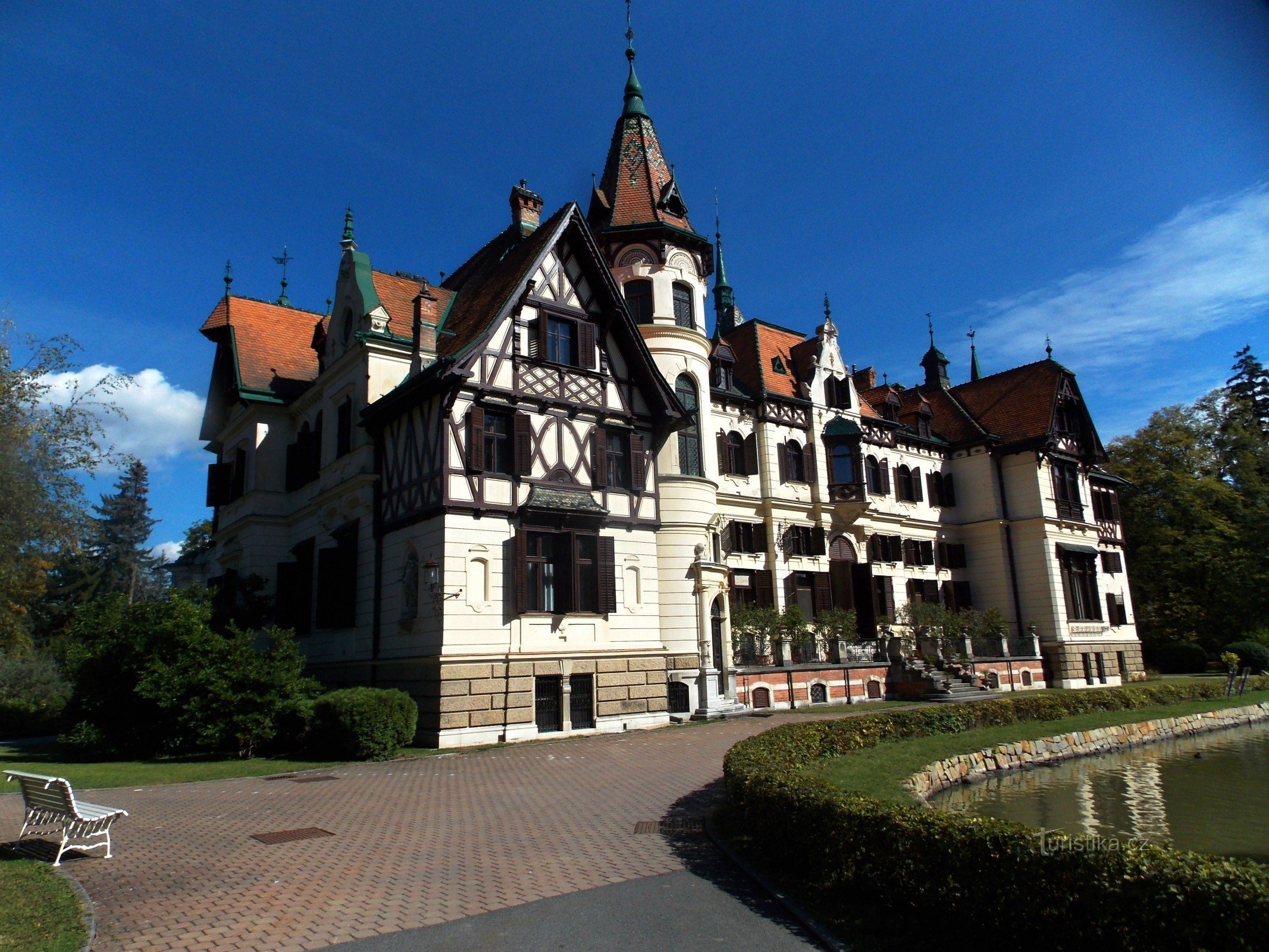 A Zlína melletti Lešná mesebeli kastélyhoz