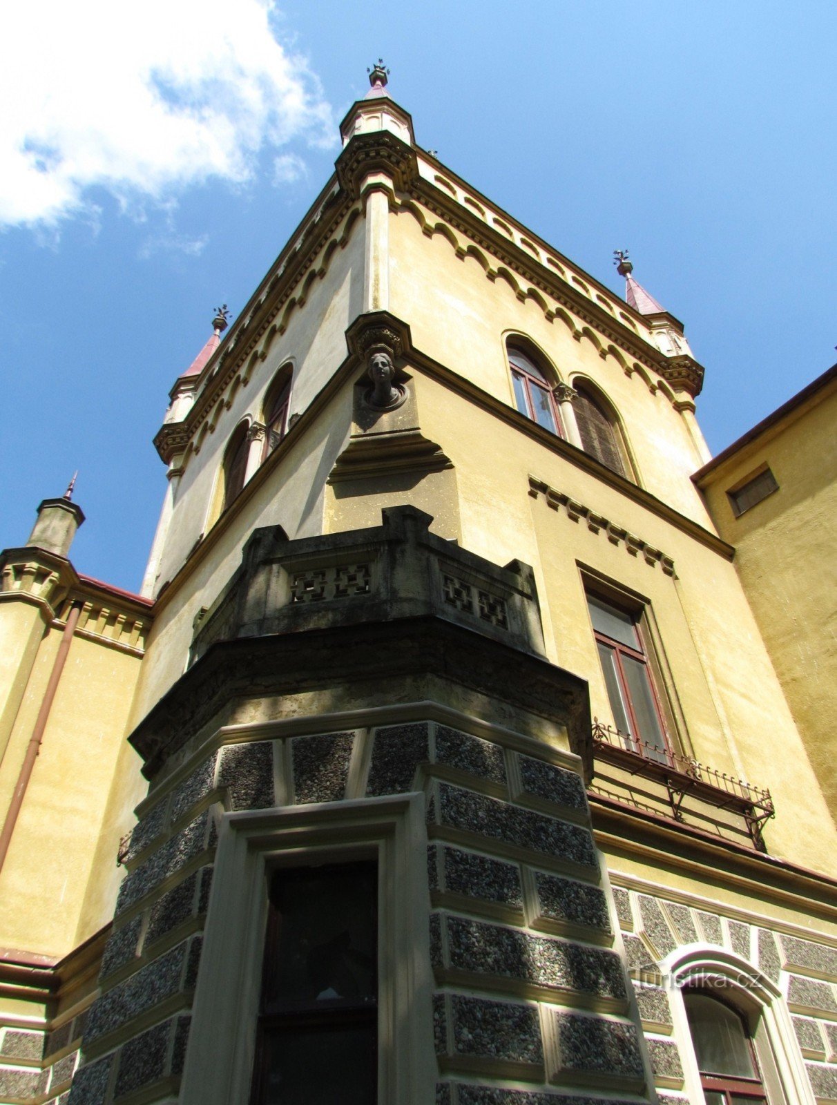 A Přílep al parque del castillo y al misterioso Castillo