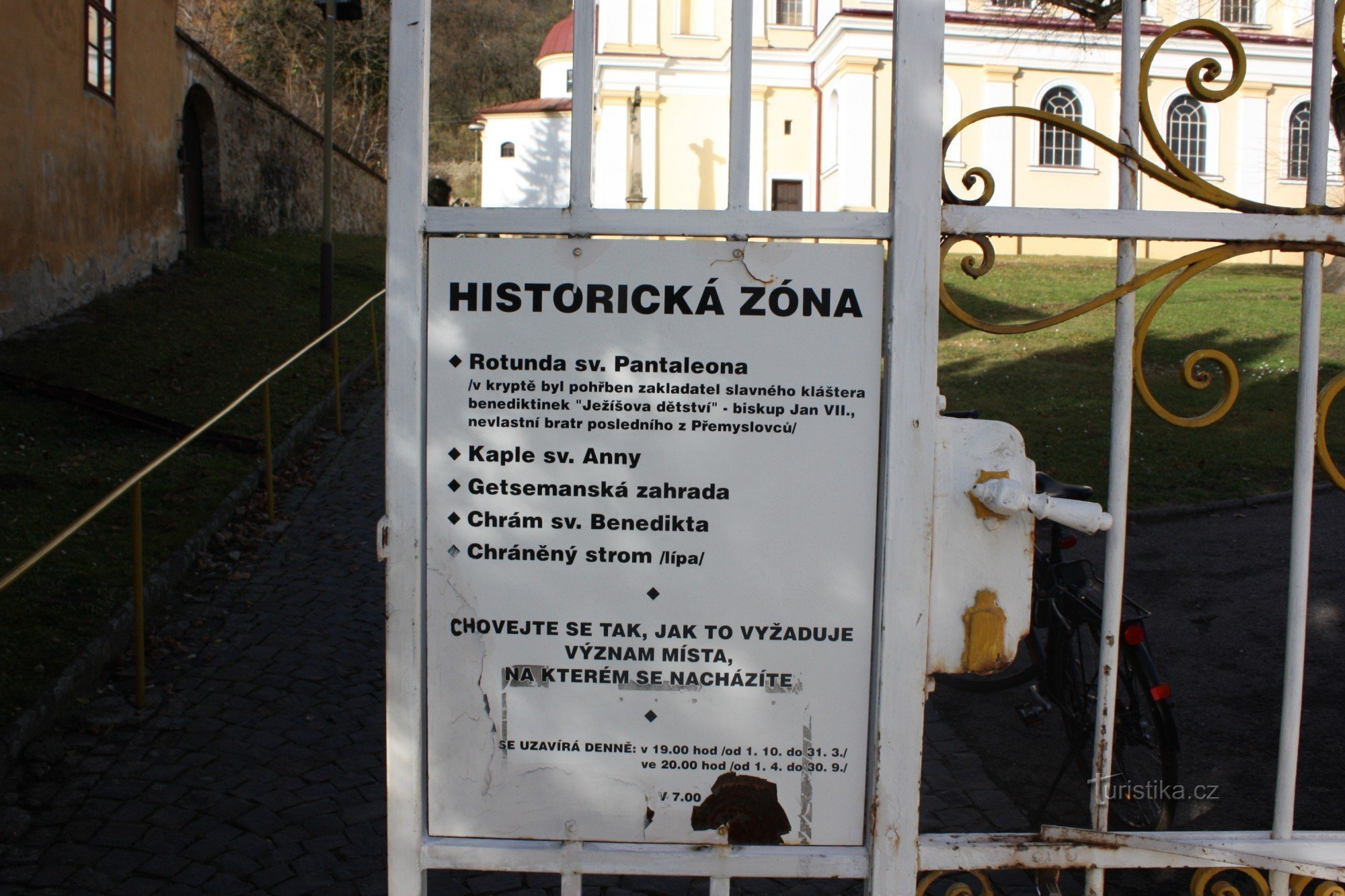 Naar Pustiměr voor heilige monumenten