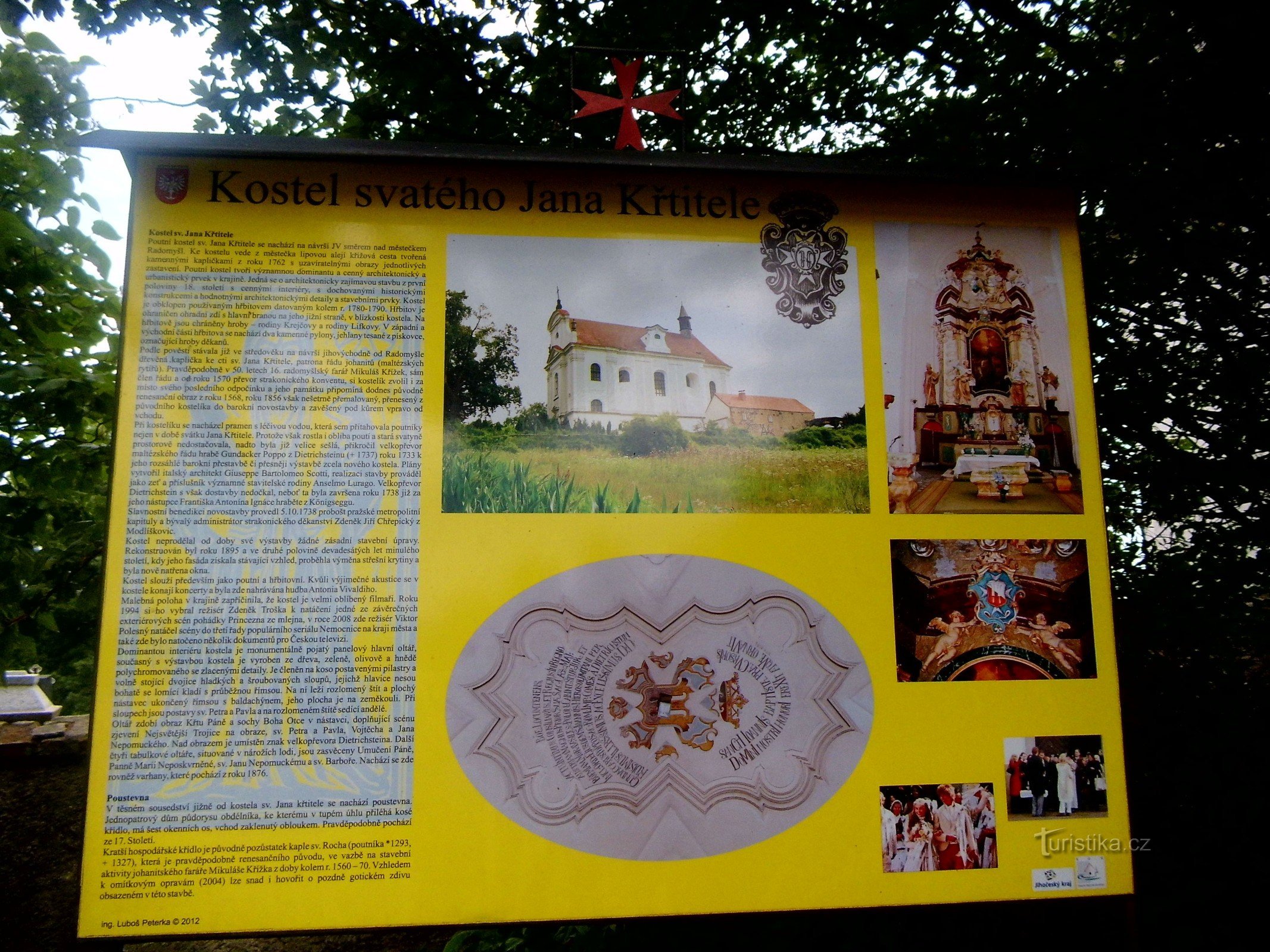 Radomyšlba két templom mögött