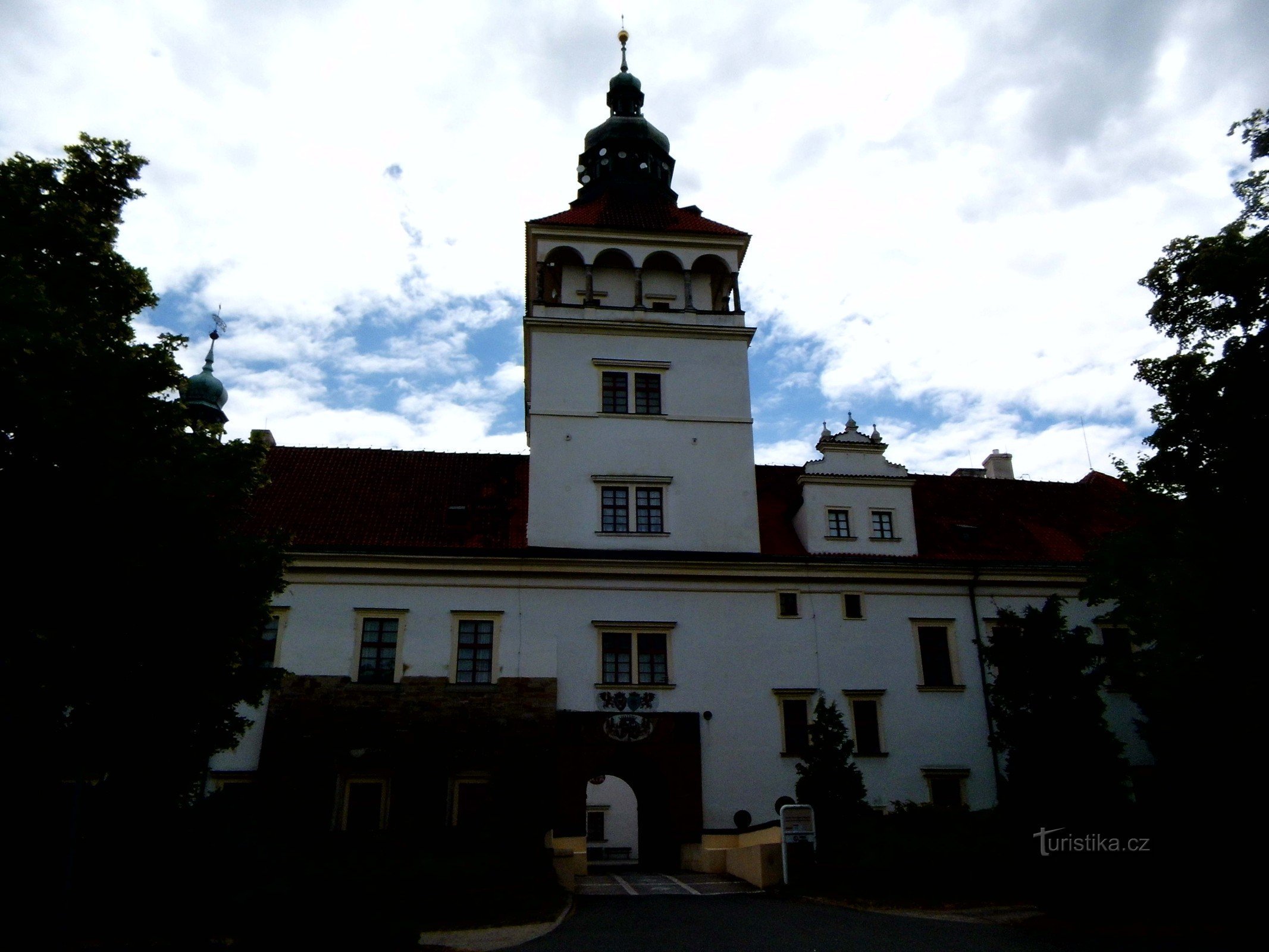 Para Smečno para o castelo, parque e igreja