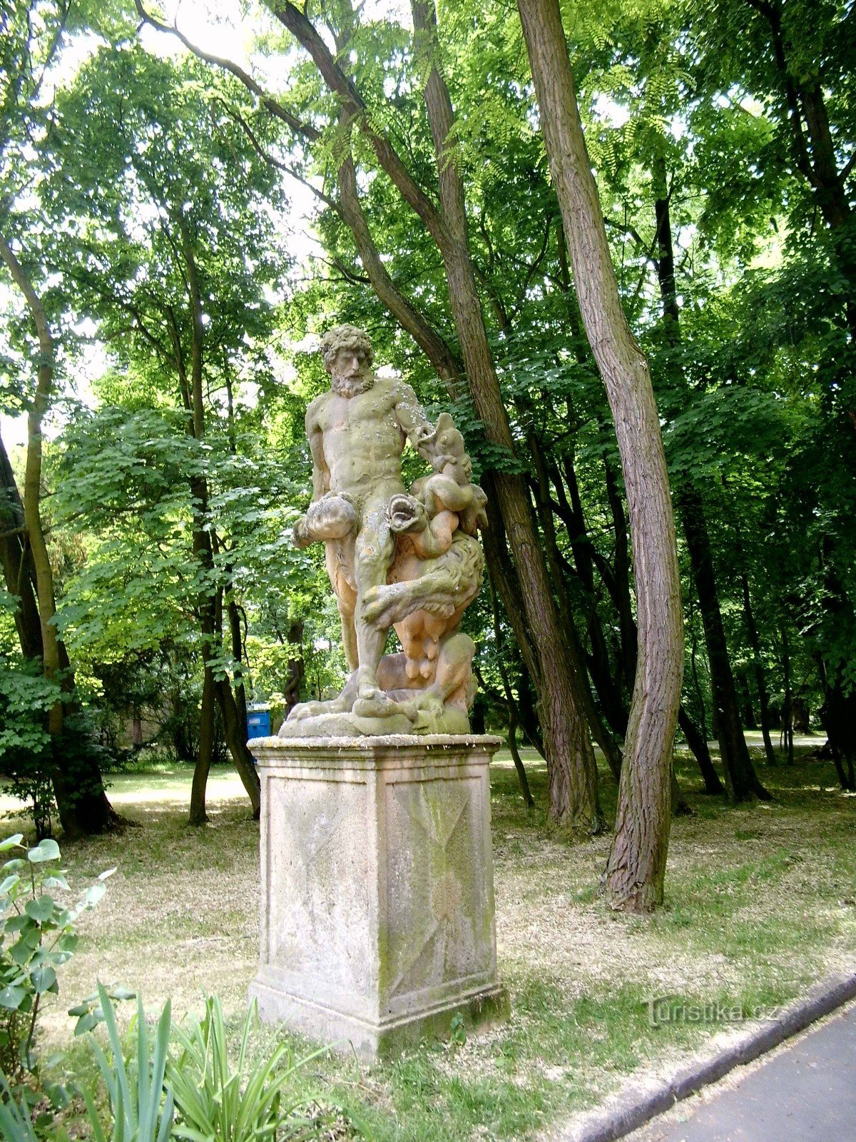 Naar Smečno voor het kasteel, park en kerk