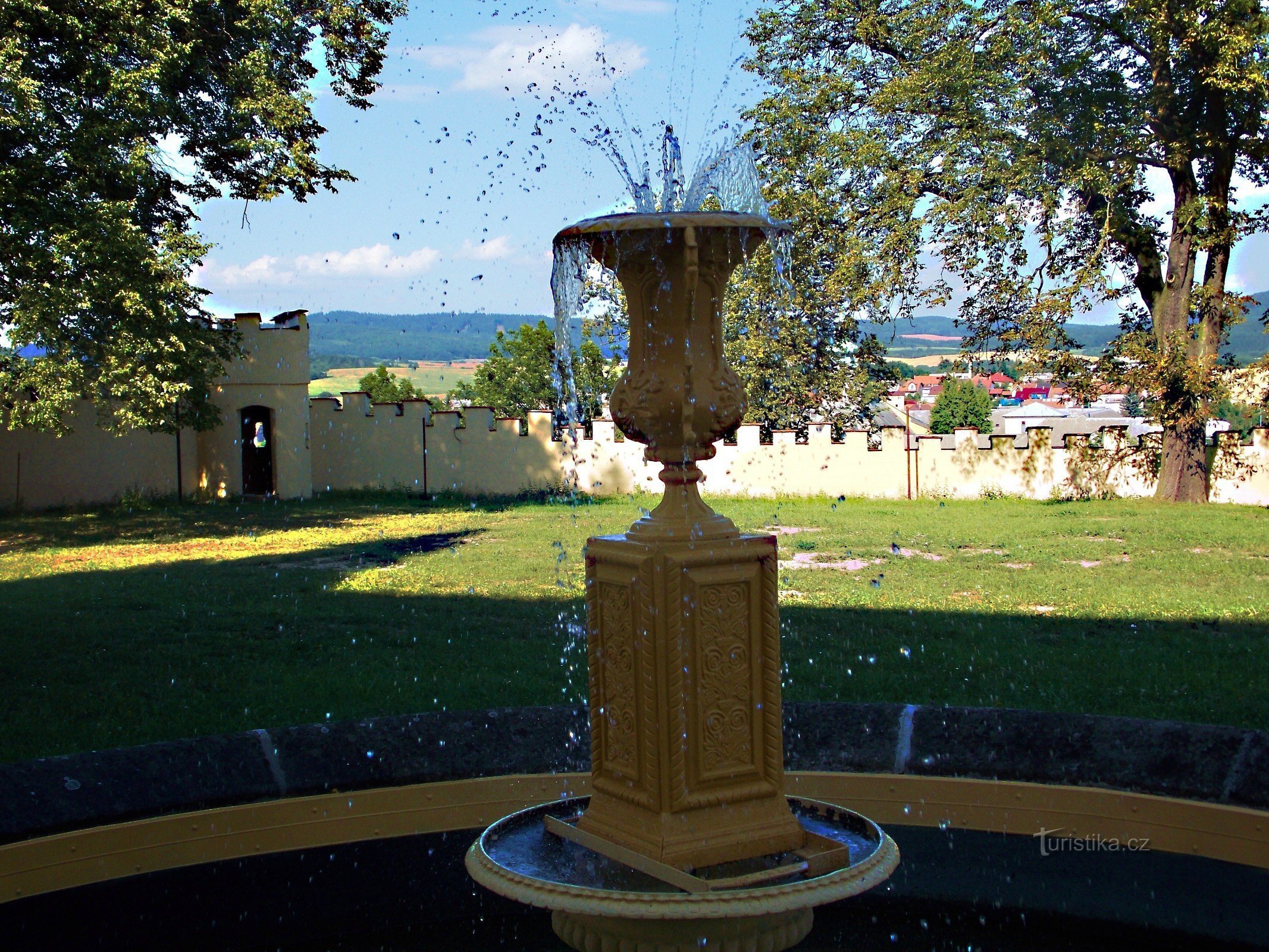 Spre parcul Castelului Letovice