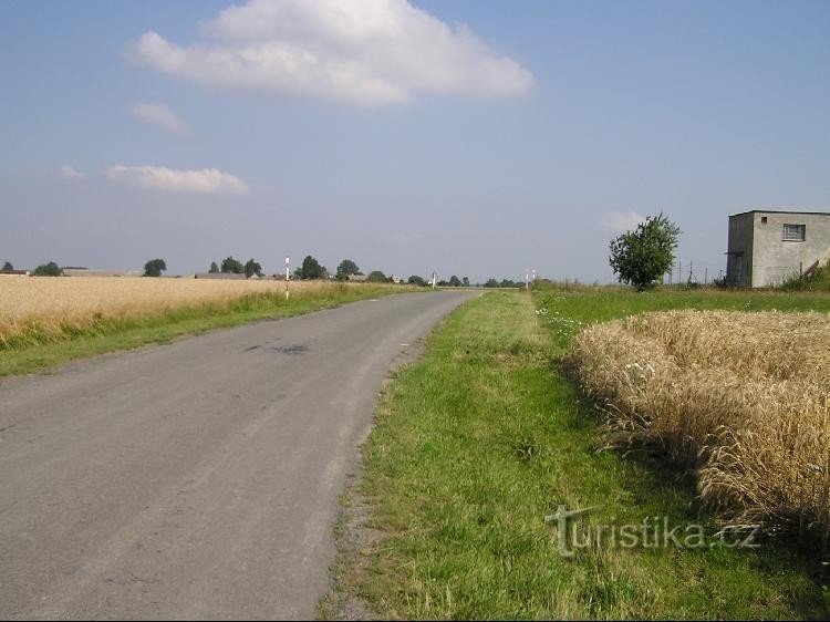 Bord de Dobešov: Bord de Dobešov - vue vers le village de Dobešov