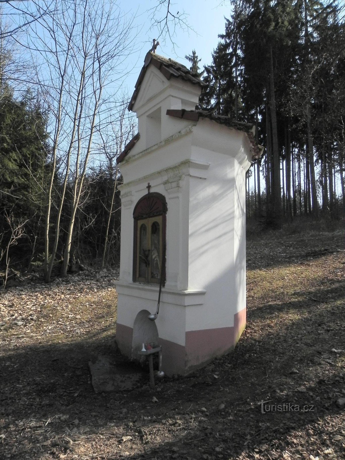Dobra Voda，春天上方的小教堂