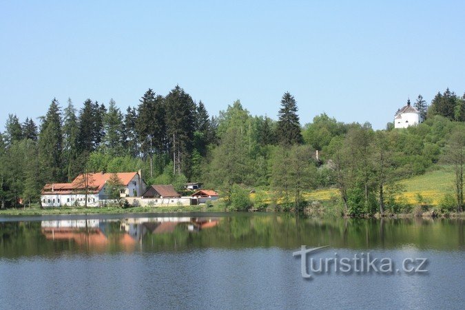 Dobrá Voda - 池塘边的度假村