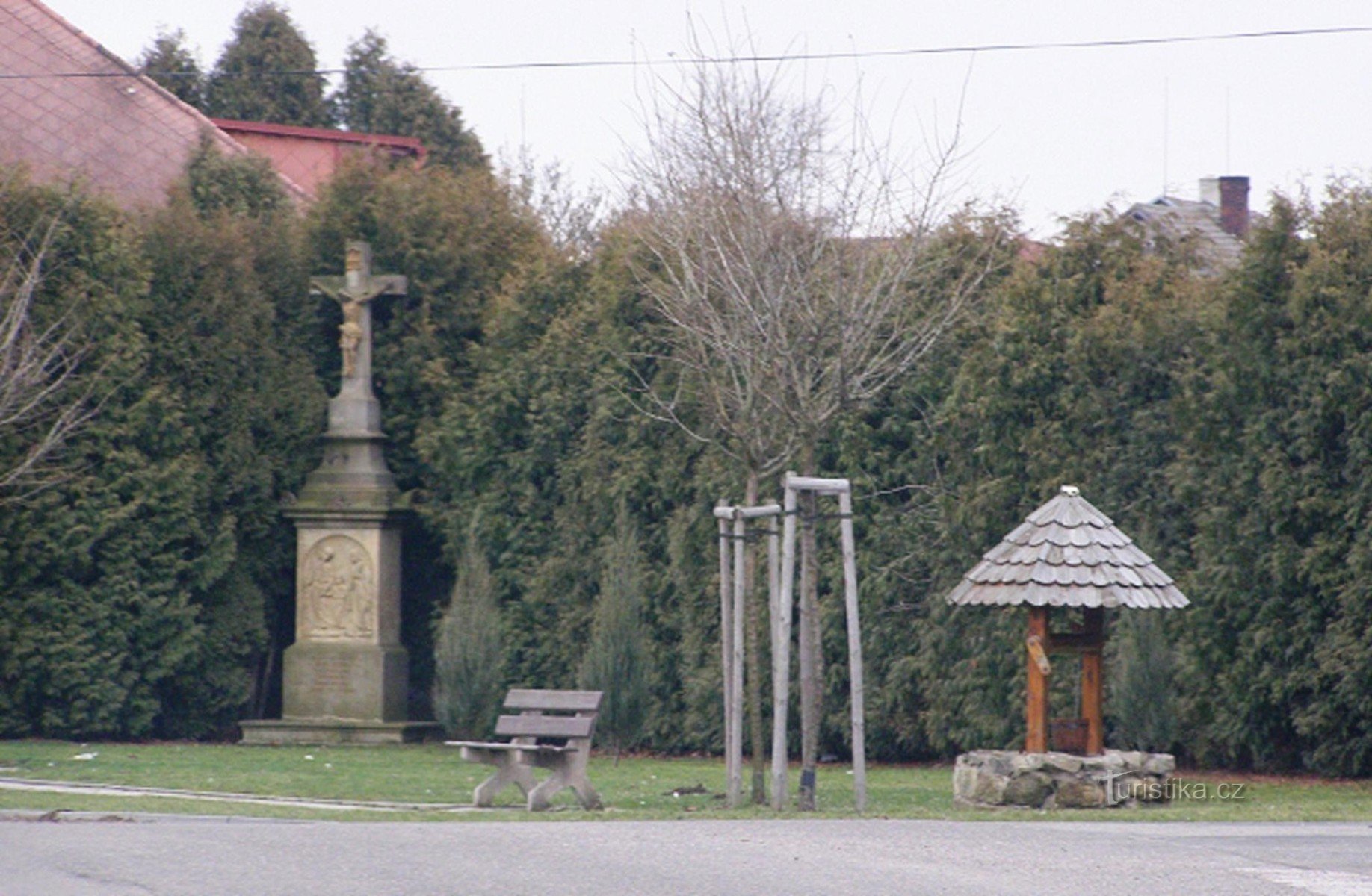 Dobrá Voda perto de Hořice - parque com um crucifixo