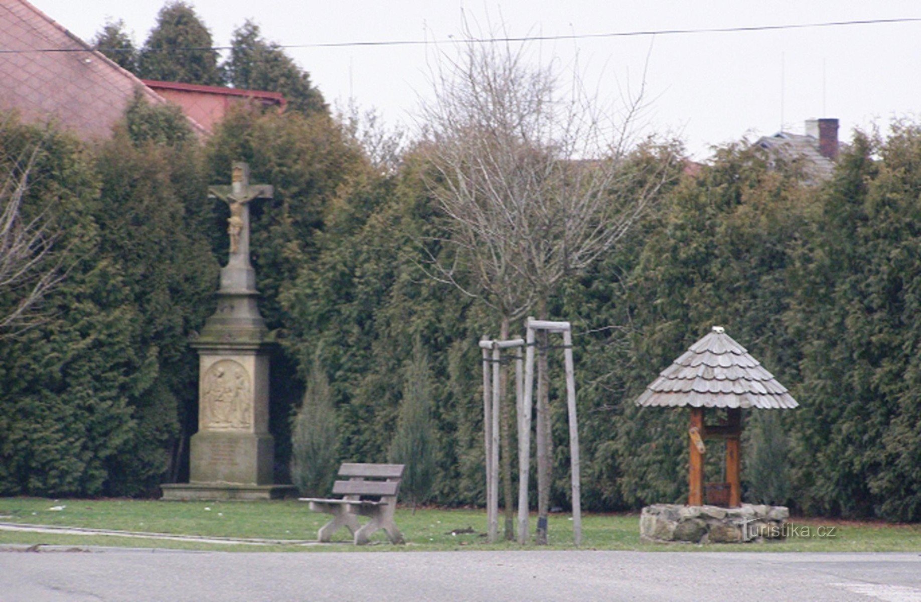 Dobrá Voda koło Hořic - park z krucyfiksem