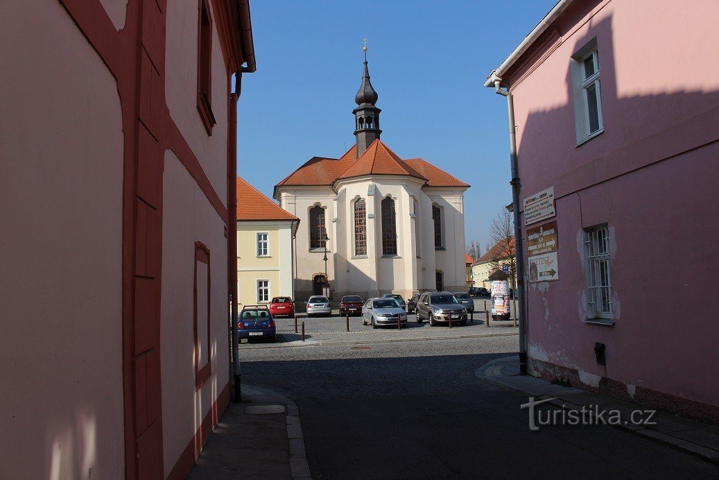 Dobřany, Kirche St. Nikolaus aus dem Osten