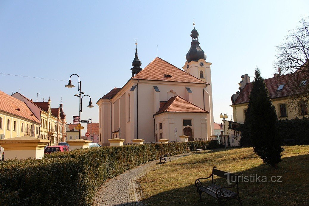 Dobřany, Kirche St. Nikolaus aus dem Westen