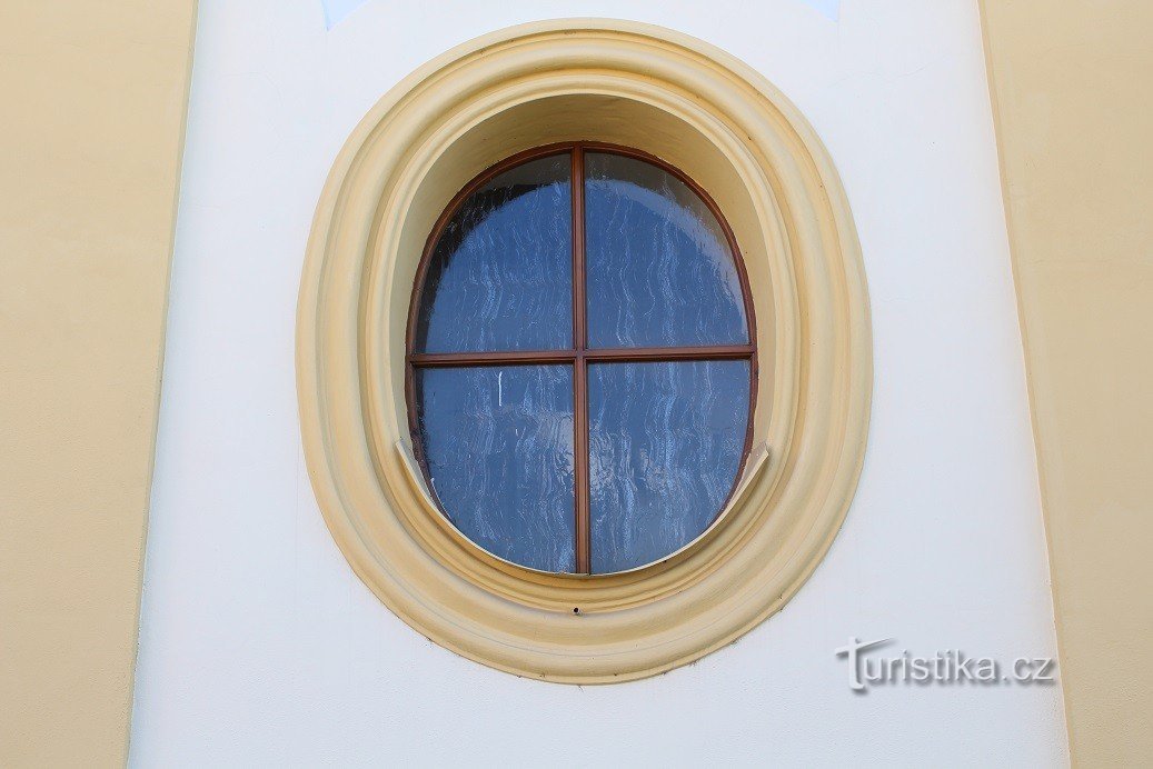Dobřany, παράθυρο της εκκλησίας του St. καλως ΗΡΘΑΤΕ