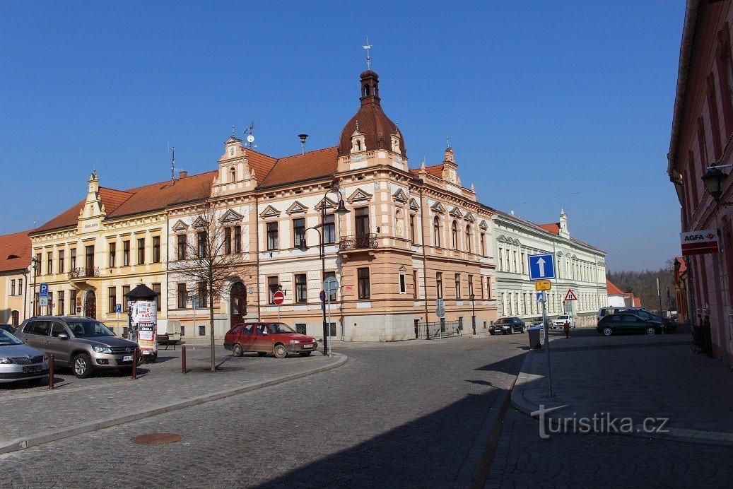 Dobřany, Rathaus und Schule