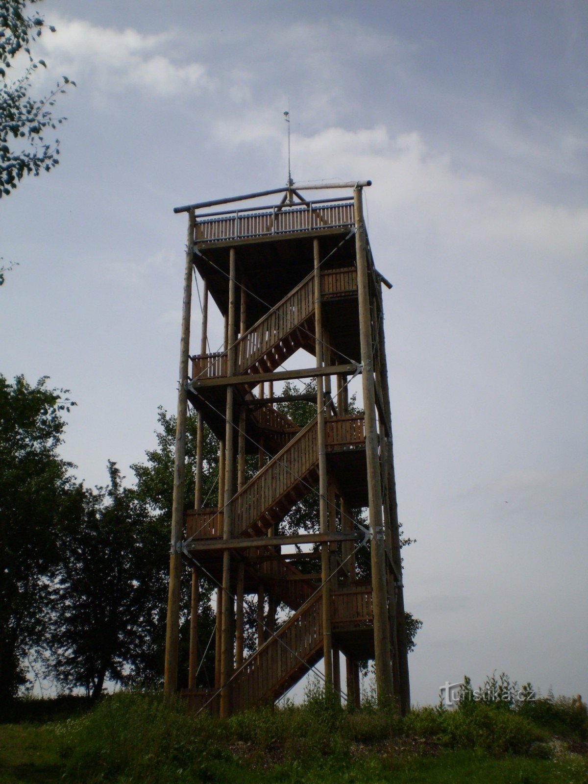 Dobrze ukryta wieża widokowa Járy Cimrmana