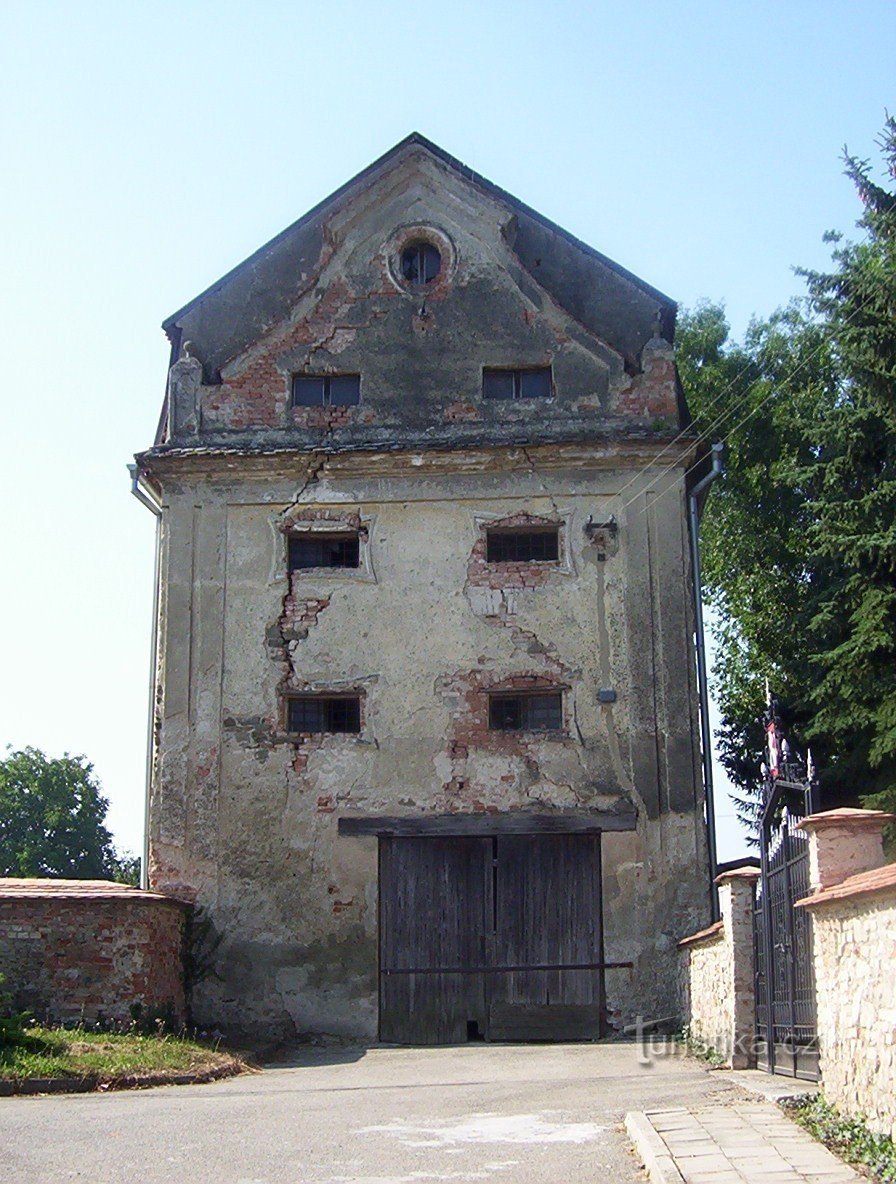 Dobromilice-voormalig kasteel graanschuur-Foto: Ulrych Mir.