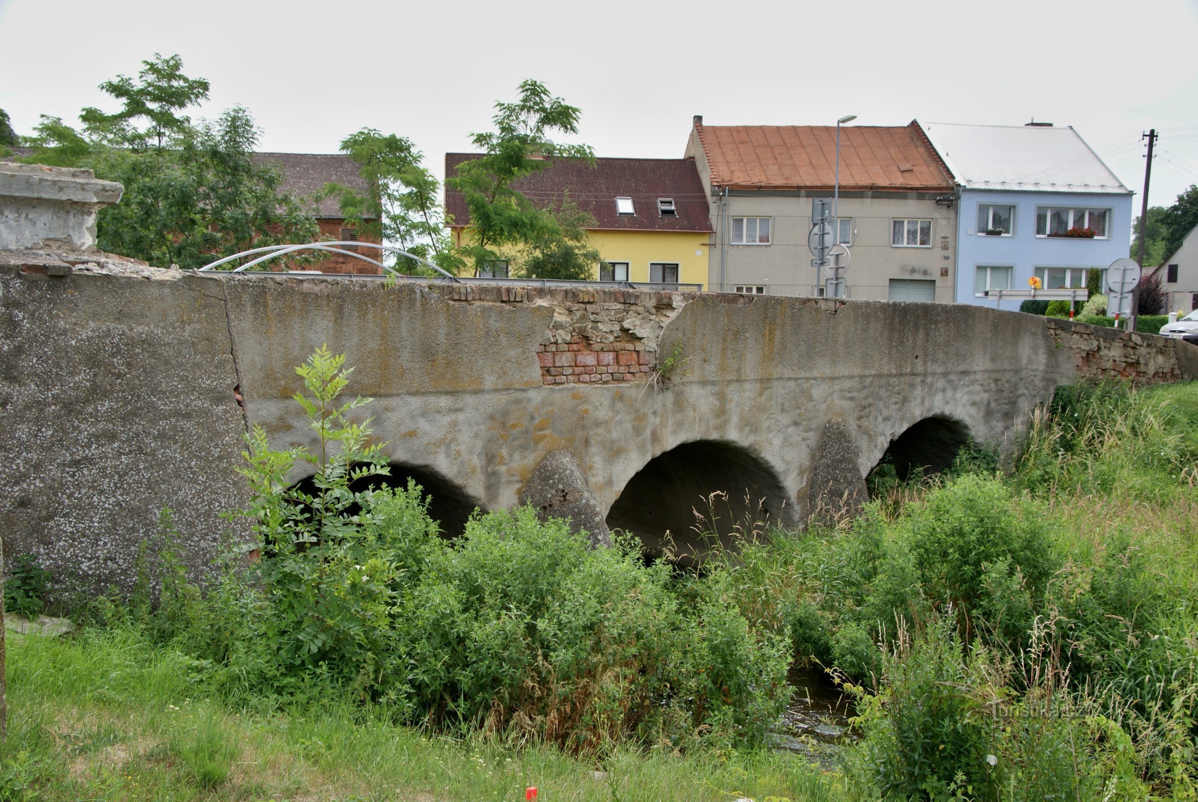 Dobromilice - pont de pierre avec des statues de saints