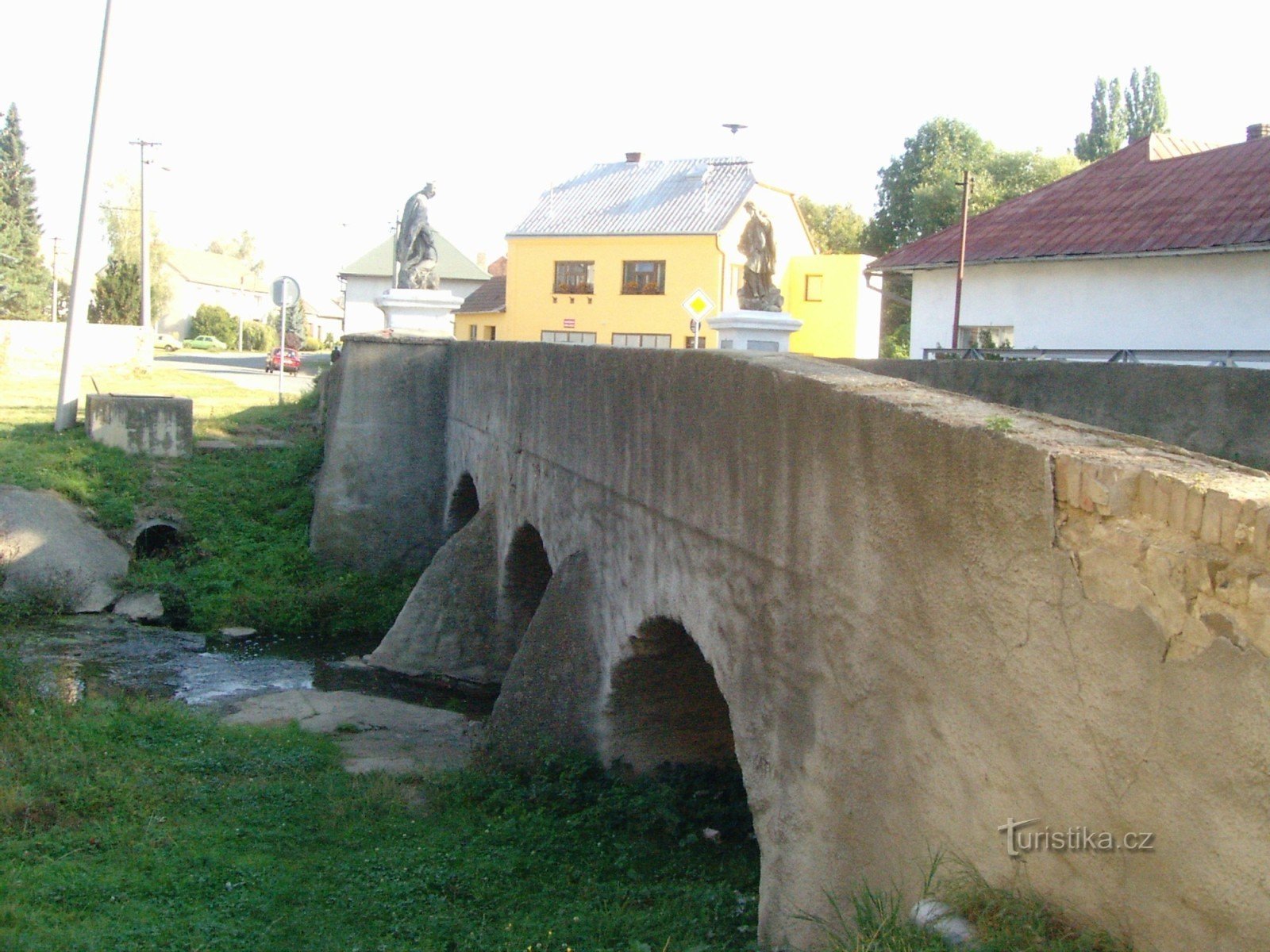 Добромиліце - кам'яний міст 16 століття.
