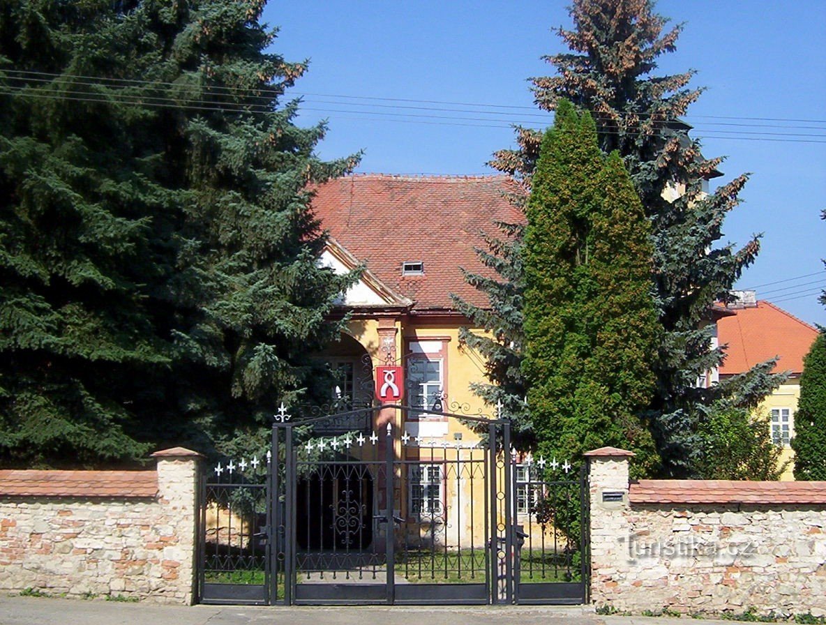 Dobromilice - kastély keleti bejárati kapuval - Fotó: Ulrych Mir.
