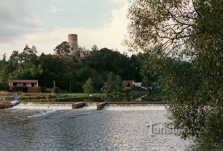 Dobronice: Blick vom gegenüberliegenden Ufer