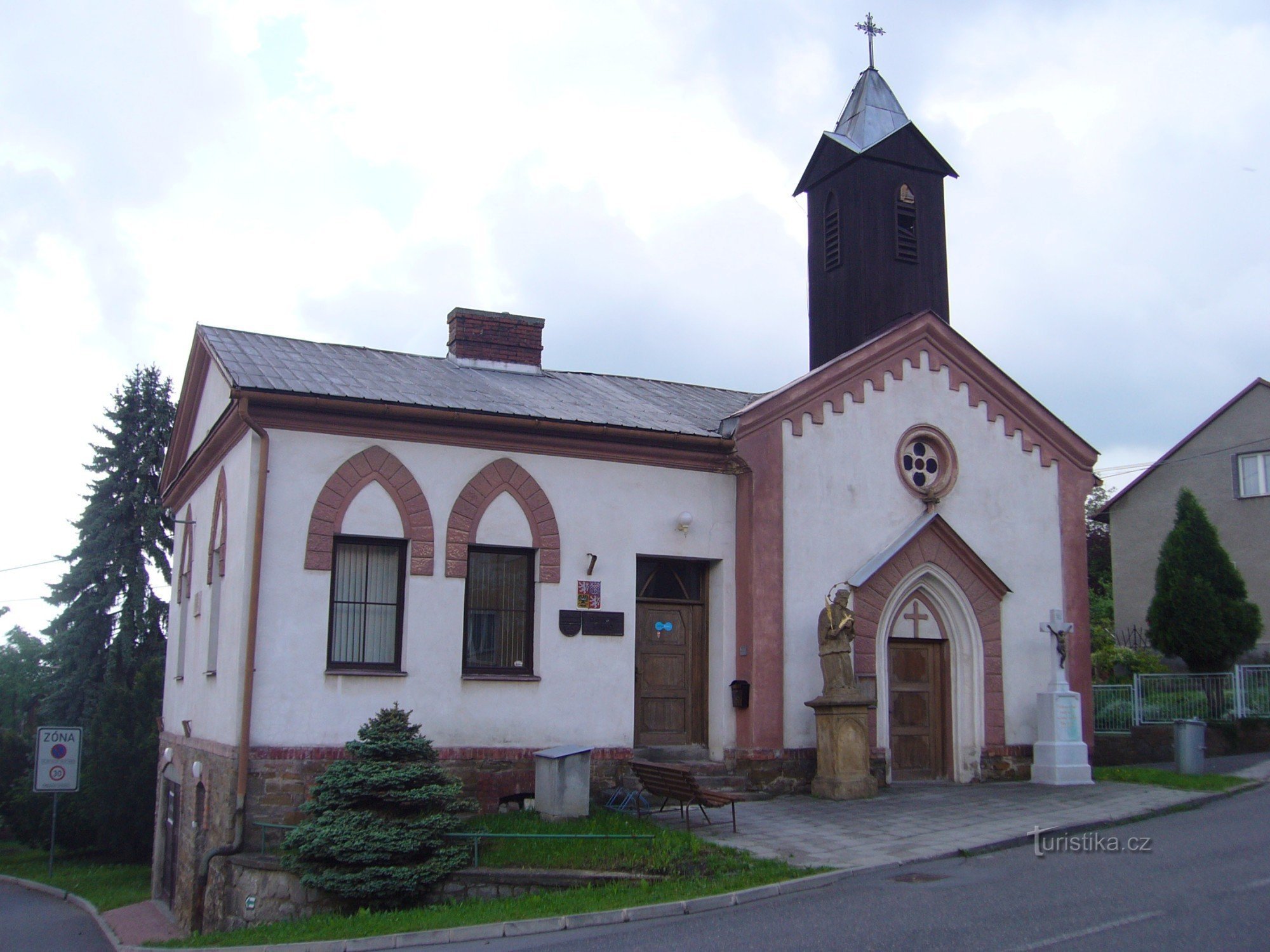 Dobroslavice - kápolna jobbra, önkormányzati hivatal a bal oldalon