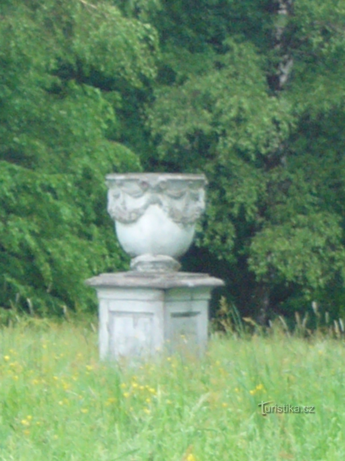 Dobroslavice - park zamkowy, waza barokowa
