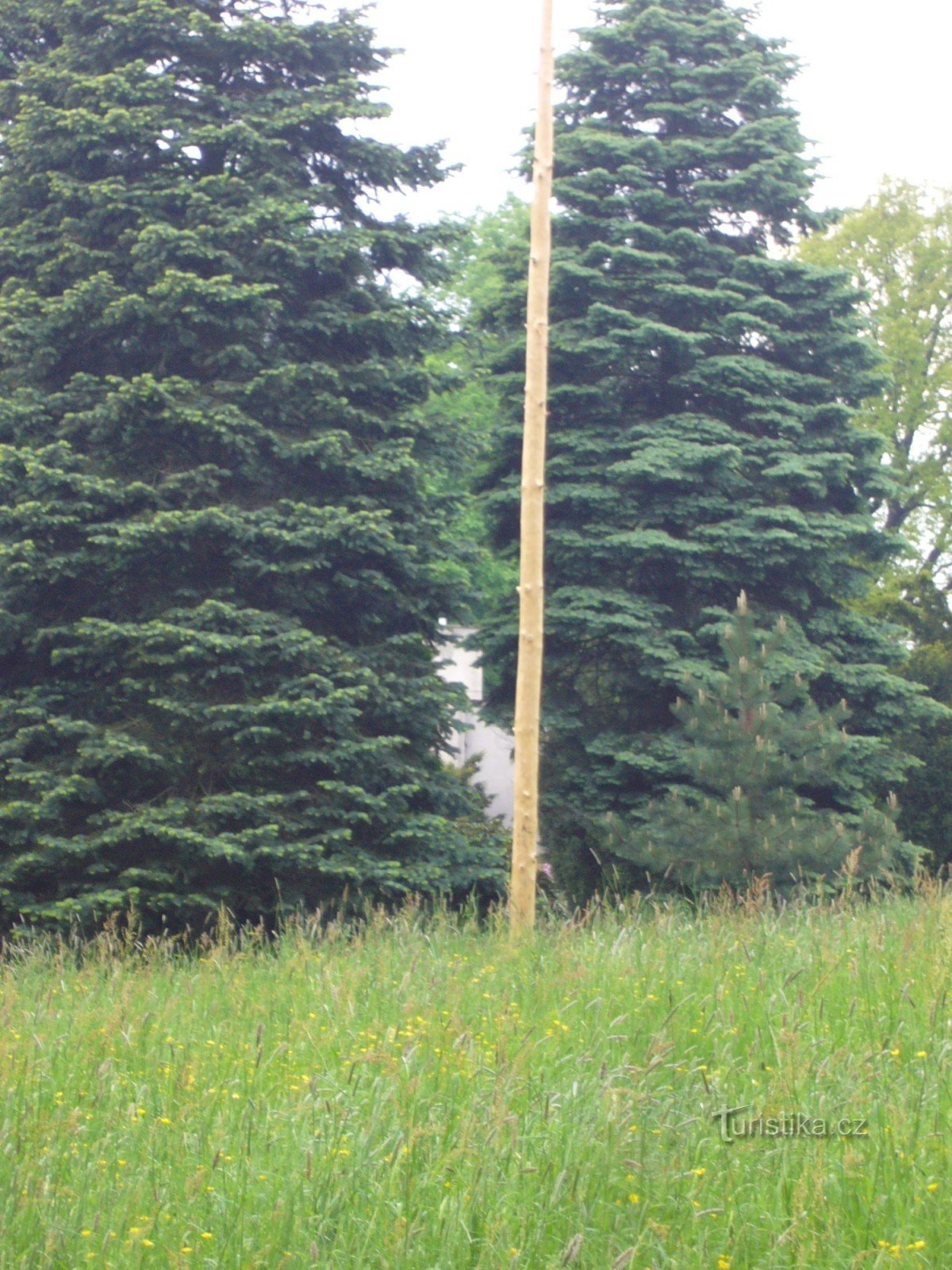 Dobroslavice - Schlosspark, früher stand an der Stelle des Maibaums ein Schloss.