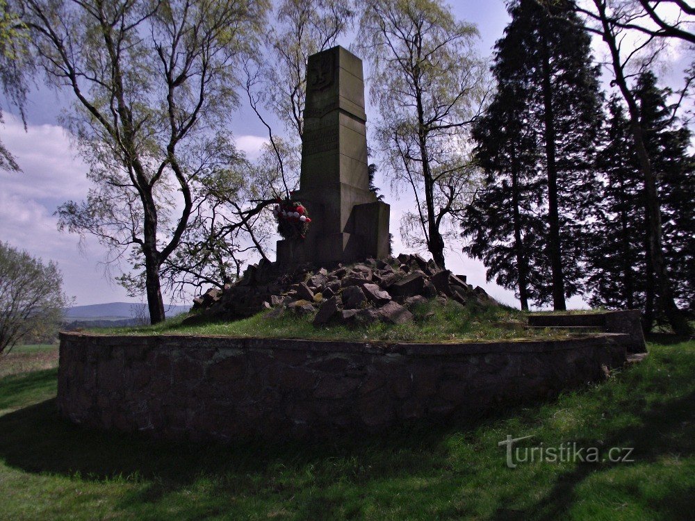 Dobrošov – Monumento às vítimas da Primeira Guerra Mundial e da Segunda Guerra Mundial. guerra Mundial