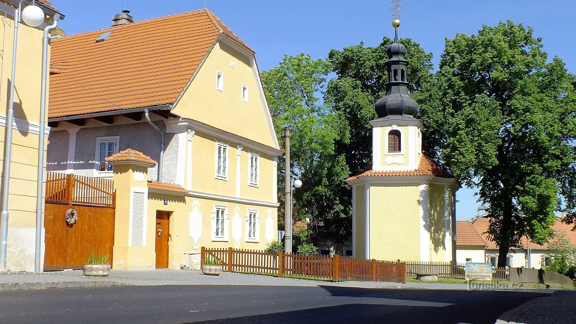 Dobrovíz, domaine n° 5 et la chapelle de la Vierge Marie
