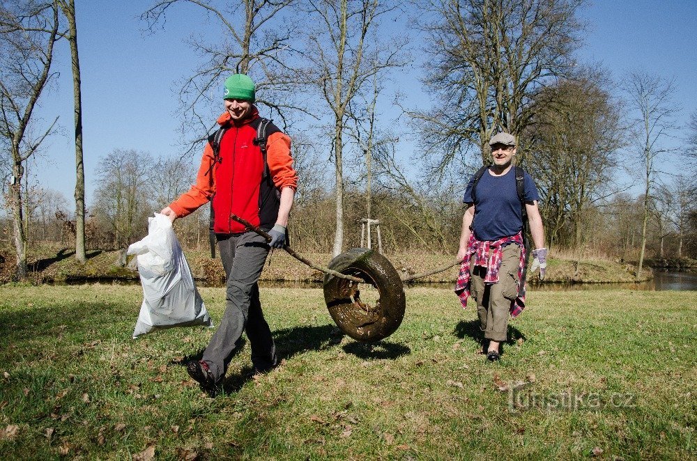 Volunteers from Nemošice in action