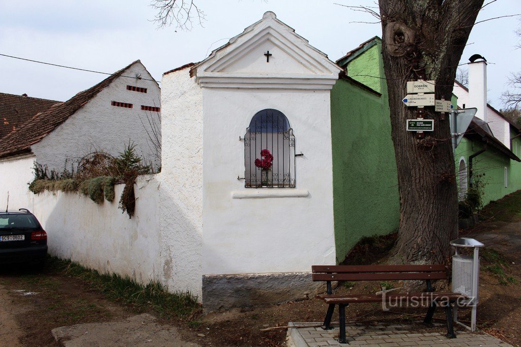 Dobršín, kapel in de muur