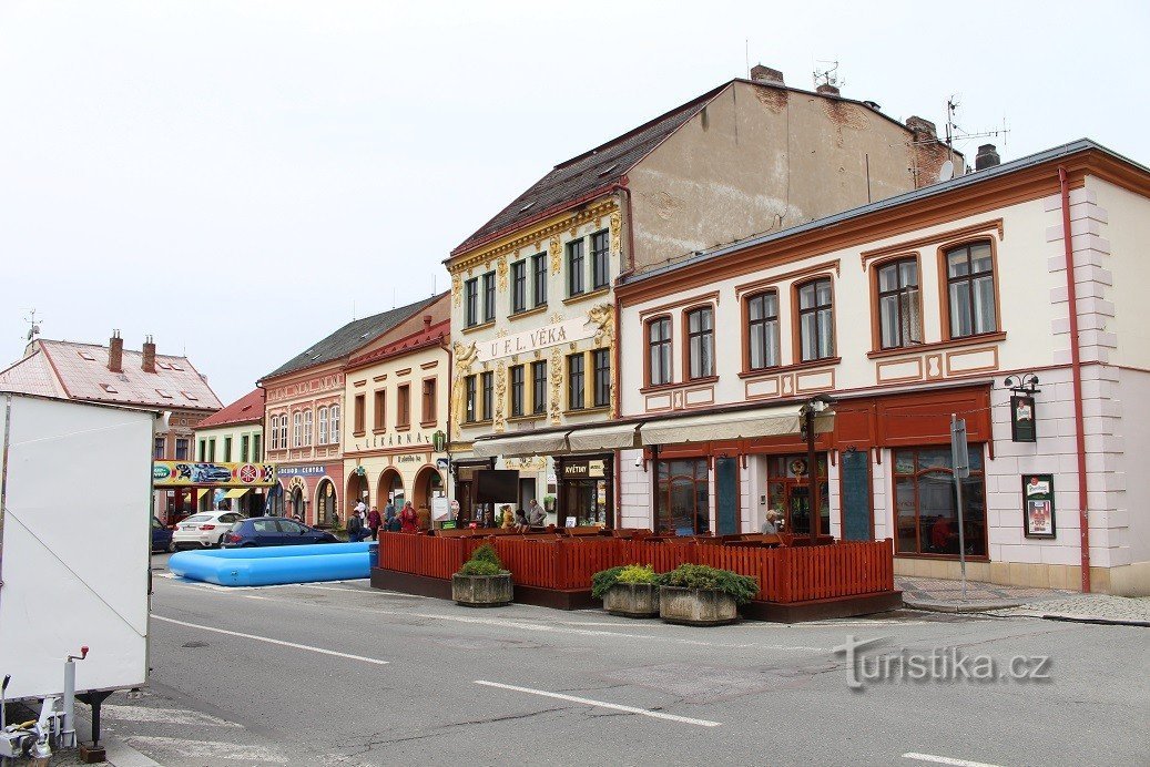 Dobruska, place